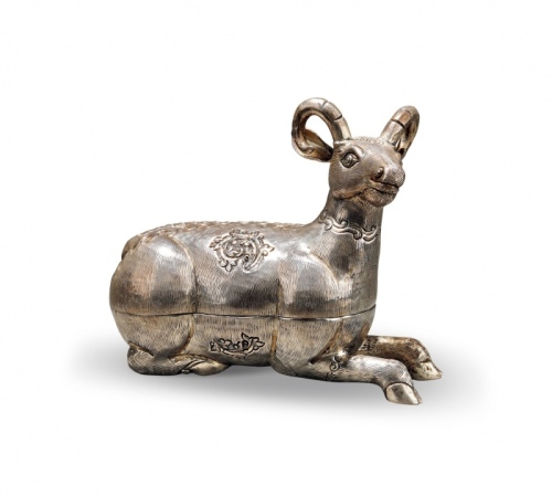  早期银羊一只，重：251g，老工，造型优美，细节清晰，海外回流，保存完好