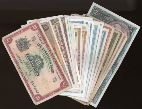  香港纸钞一组34枚， A group of Hong Kong notes, including $10 1948, serial number G/H 875,636, also, Chartere