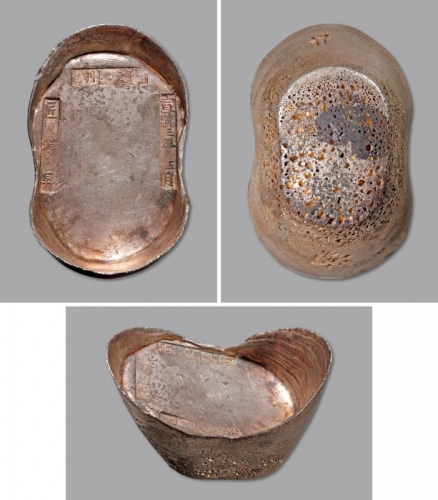  清河北“宣统三年五月·蔚州·匠源升”五十两银锭一枚，重：1881.2g，此品一横二直形打戳，横地名字戳于“蔚州”锭中十分少见，宝面略倾斜，二直戳紧贴外缘，戳记几近直立，左右相对，铭文清晰可辨，通体原味