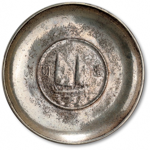  镶民国二十三年孙中山像背帆船壹圆银币银盘一件，重：50.3g，工艺精美，灰色老包浆，银光闪亮，状态自然，海外资深藏家出品，保存完好