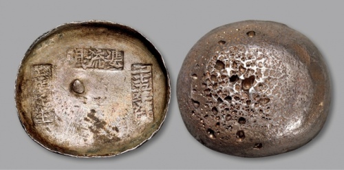  清四川“二十五年津贴·双流县·匠恒足生”十两椭圆形银锭一枚，重：357.6g，锭型周正，边翅高挺，戳记清晰，深厚酱彩包浆，带底光，品相顶级，近未至完全未使用品，AU55（82043166）<br>编者