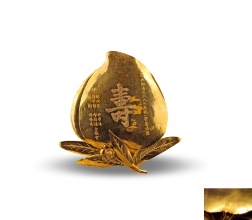  早期香港“寿桃”金质祝寿摆件一件，重：38.7g，面上錾刻“寿”字、受赠人“简典初先生”、赠送人“许世勋先生” 等人名，背面戳记“大伟清代古典银饰一组四件，包括：装饰花纹图银质幼儿锁一件，重：6g；“