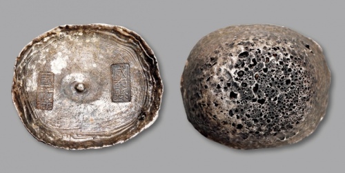  清四川“成都县·周平祥”十两银锭一枚，重：362.6g，打制清晰，字戳完整，铸造规范，原味深色包浆，应为西南地区贸易用银，少见，完全未流通品