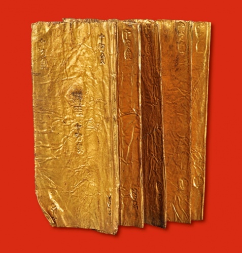  南宋“聂宅 十分金”金叶一叠，总重量：38.4g，呈十页折叠状，每页所錾铭文清晰，金色纯正，金中泛红，保存完好，“聂宅”铭文极为罕见，十分难得，极美品