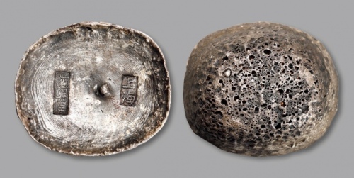  清“光绪九年·上海”十两银锭一枚，重：357.6g，打制清晰，字戳完整，铸造规范，原味深色包浆，应为西南地区贸易用银，少见，完全未流通品