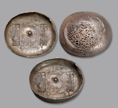  清四川“富顺县”双排十两椭圆形银锭一枚，重：355.7g，锭型完整，边翅高挺，戳记采正体书写，应为早期形制，深厚酱彩包浆，极为少见，近未至完全未使用品，中乾AU58