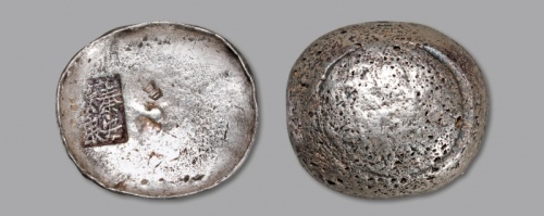  清甘肃“秦安纹银”十两银锭一枚，加“昌”字戳，重：367g，锭形优美，字戳清晰，银光温润，状态自然上佳，甘肃圆锭实物非常少见，近未使用品<br>来源：张惠信先生旧藏<br>编者按：秦安县隶属甘肃省天水