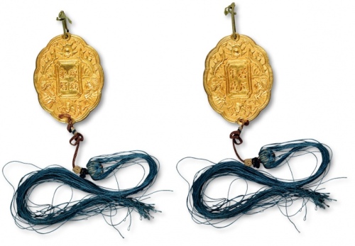  安南金佩“琼瑶永好”背“启定年造”牌饰一枚，重：17g，纯手工制作，四周以双凤、天书及火珠图案装饰，其中，启定年号使用为1916年至1925年。佩，于1889年开始颁发，专门用以奖赏具有高尚美德的女性