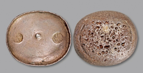  清四川“寿”十两椭圆形银锭一枚，重：351.1g，锭形优美，戳记清晰，灰色老包浆，底光闪亮，状态上佳，完全未使用品