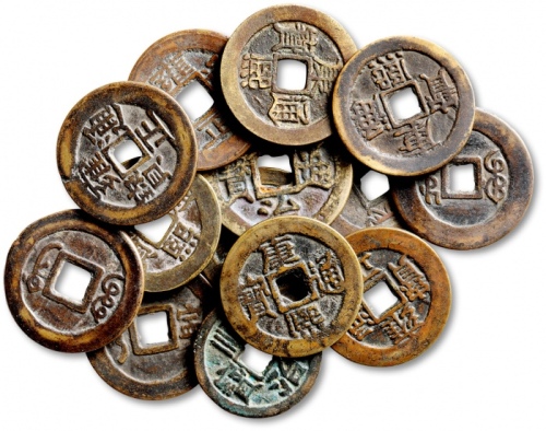  清钱共十四枚，详分：“顺治通宝”背“蓟”一枚、背满汉“宁”一枚、宝泉局折二一枚；“康熙通宝”背满汉“同”一枚、背满汉“原”一枚、背满汉“东”一枚、宝泉局小平二枚；“雍正通宝”宝巩局二枚、宝川局二枚、宝