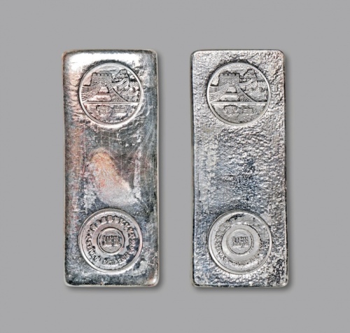  香港早期（50年代）宝生银行拾两银条一枚，重：373.6g，铸造规整，图案清晰，银光闪亮，保存极佳，完全未使用品