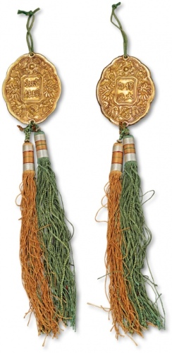  安南金佩“琼瑶永好”背“保大年造”奖牌一枚，重：11.4，纯手工制作，四周以双凤、天书及火珠图案装饰，其中，保大年号使用为1926年至1945年。佩，于1889年开始颁发，专门用以奖赏具有高尚美德的女