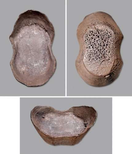  清山西“应州·乾隆四十二年六月·张节”五十两银锭一枚，重：1881 g，此锭阴刻铭文，该锭是山西早期的代表银锭，铸造规范，原味巧克力包浆皮壳，风格独特，目前存世仅见此枚，干隆年间铭文极为罕见，极为难得
