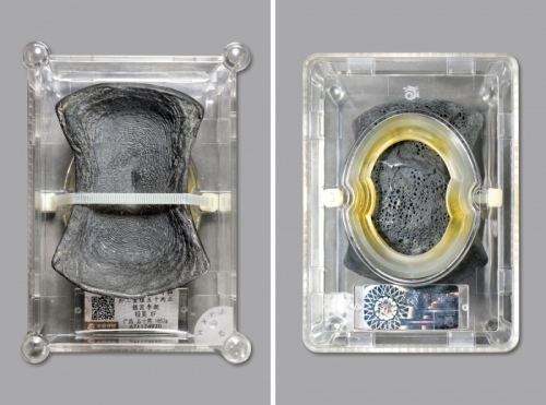  明广西“平乐县解·六年分·抽扣工食银·五十两正·银匠李朝”五十两银锭一枚，重：1852g，此锭造型圆中带方，形制独特，端庄大气，文字錾刻清晰深峻，原味深色氧化包浆，开门见山，状态极佳，罕见品种，目前似