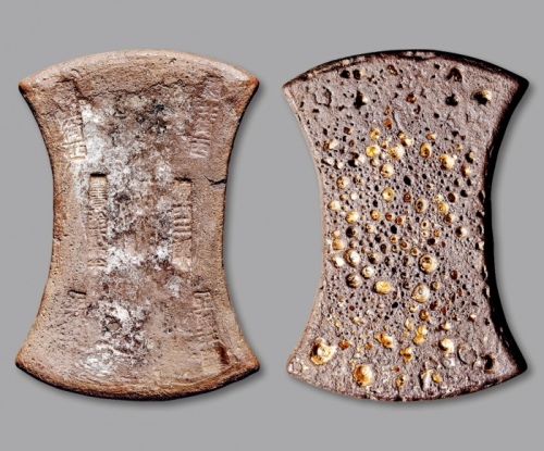  南宋“霸北街西·税四二郎·重拾贰两半”银锭一枚，重：489.6g，锭形优美，戳记清晰，包浆厚重，银光亮泽，公博 MS61+（1610031663）