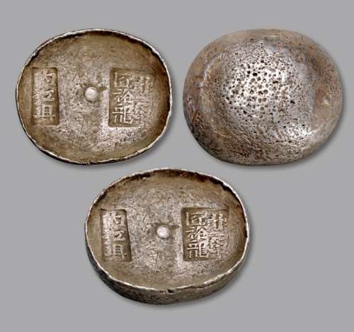  清四川“廿三年匠裕龙·内江县”十两椭圆形银锭一枚，重：359.9g，此地名及匠名均少见，方形戳记，清晰可辨，应属早期式样，推算此锭年份或早至道光时期，锭型完整，深灰色老包浆，近未使用品