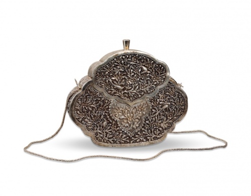  早期“孔雀图”银条编制手包一只，重：325g，银线编制包带，老工，图案繁复精美，五彩老包浆，海外回流，保存完好