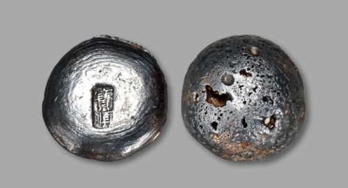  清“宝顺”小银锭一枚，重：27.2g，锭型优美，戳记清晰，原味黑色包浆，品相极佳，近未使用品