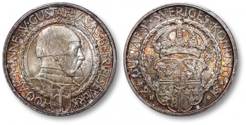  瑞典1921年“独立400周年纪念”2克朗银币一枚，上铸瑞典王国第一位国王“古斯塔夫一世·瓦萨”像，打制规范深峻，浮雕感强烈，细节分明，五彩包浆，底光丝滑柔亮，状态一流，品相顶级，金盾PCGS MS6