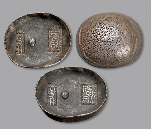  清四川“二十五年足色银·犍为县”十两椭圆形银锭一枚，重：349.2g，锭型完整，方形戳记，应属早期式样，且双戳逆打，形制极为少见，推算此锭年份或早至道光时期，厚重黑色老包浆，银光亮泽，颇为难得，近未使