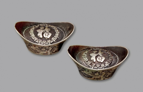  民国至建国初“福”字小银锭共二枚，“老天宝”款，共重：9.2g，造型优美，图案华丽，包浆醇厚，状态上佳，近未使用品