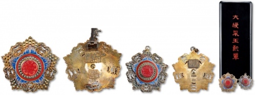  民国三等大绶采玉勋章一套，带原漆盒，内含齐全大绶带及主、副章，此章为国民政府颁发之第一种国家勋章，不含采玉大勋章，仅颁行七年有余，许多世界历史名人获颁授，存世已十分少见，甚为难得，保存完好<br>编者