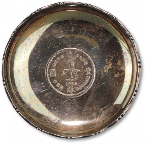  镶1960年香港壹圆银币银盘一件，重：38.5g，工艺精美，原味醇厚欧洲五彩包浆，银光闪亮，状态自然，海外资深藏家出品，保存完好