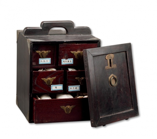  清民上海老红木钱柜一只，内含清明铜元约1356余枚，柜内抽屉错落有致，构思巧妙，用料厚重扎实，做工精良，内中铜元分门别类，由前辈手书纸包，可见收藏之用心，甚为难得，保存颇佳，沪上前辈藏家旧藏，整体约极