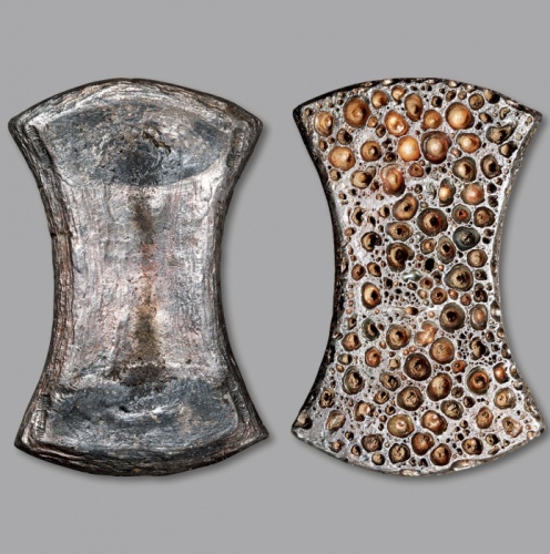  元代“真花银”二十五两银铤一枚，重：928.8g，铸造规范，铸纹清晰，造型优美，锭底金色蜂窝，珠光宝气，原味包浆，保存状态极佳，品相一流，少见，公博 AU58+（1610025868）