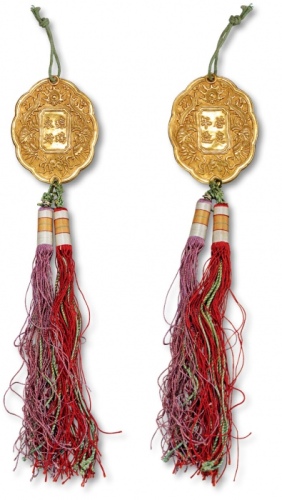  安南金佩“琼瑶永好”背“启定年造”奖牌一枚，重：15g，纯手工制作，四周以双凤、天书及火珠图案装饰，其中，启定年号使用为1916年至1925年。佩，于1889年开始颁发，专门用以奖赏具有高尚美德的女性