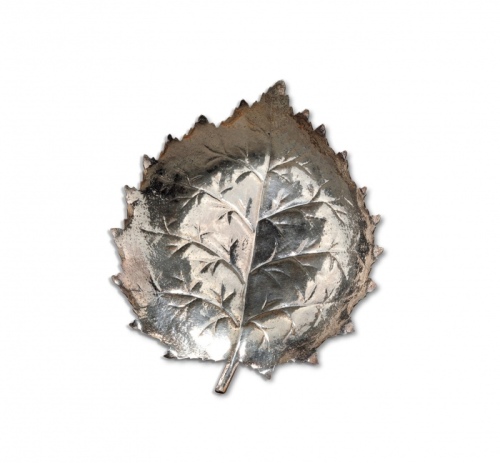  早期“树叶”形银制香烟缸一件，重：41.5g，工艺精美，栩栩如生，银光闪亮，海外回流，保存完好