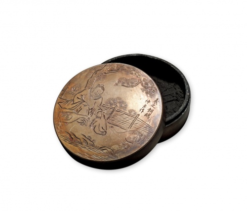  清民“羲之饲鹅图”圆形铜墨盒一件，仲良作，“X昌”底款，重：352.5g，图案生动，包浆醇厚，保存极佳