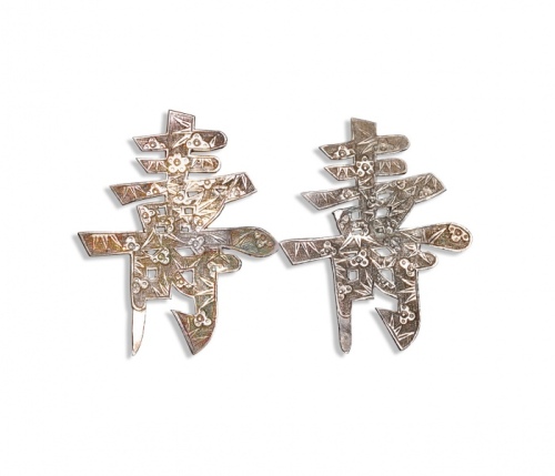  民国“寿”字银刻花摆件共二枚，共重：8.7g，刻工精美，寓意吉祥，包浆醇正，保存完好