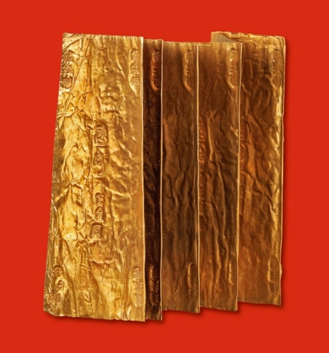  南宋“铁线巷 陈二郎 十分金”金叶一叠，总重量：37.2g，呈十页折叠状，每页所錾铭文清晰，金色纯正，金中泛红，保存完好，难得，极美品