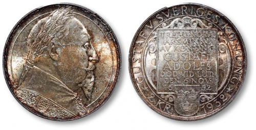  瑞典1932年“国王古斯塔夫二世·阿道夫逝世300周年纪念”2克朗银币一枚，打制规范深峻，浮雕感强烈，细节分明，五彩包浆，底光丝滑柔亮，状态一流，品相顶级，金盾PCGS MS66（80901570）为