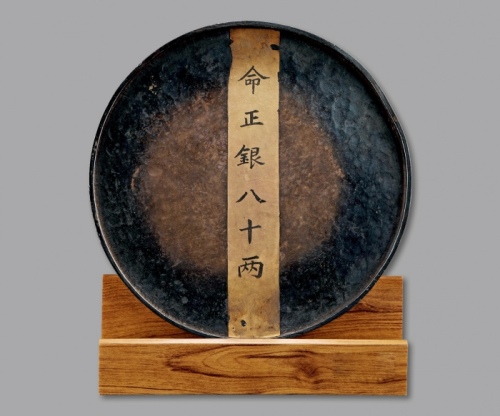  日本银质“古铜花瓶台”一件，重：2964g，内贴“命正银八十两”纸条，制作精良，保存完好，极美品，附原布包