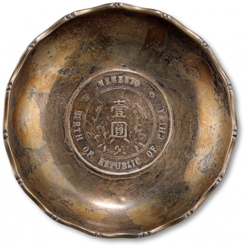  镶1927年孙中山像中华民国开国纪念币壹圆银币银盘一件，重：59.9g，工艺精美，原味醇厚酱五彩包浆，银光闪亮，状态自然，海外资深藏家出品，保存完好