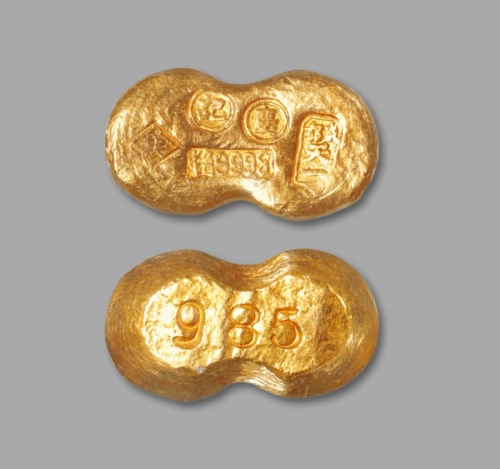  民国“成都天一·庆记”一两束腰形金锭一枚，重：30.8g，成色9998，造型优美，金色醇正，戳记清晰， AU58（82041999）