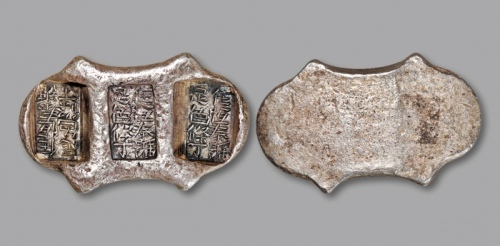  清云南“任恒泰号·足色条丁”五两牌坊锭一枚，重：141.3g，打制深峻清晰，银色柔和，包浆、状态自然开门，汇号公估十分少见，近未使用品<br>来源：张惠信先生旧藏<br>编者按：戴学文《牌坊锭新考》页