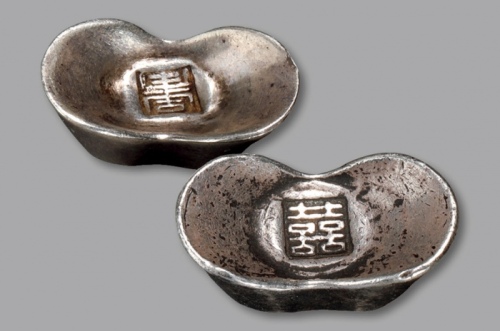  民国“禧”、“寿”字小银锭二枚，分别重：22.9g、15.5g，字戳清晰完整，品相上佳，极美品
