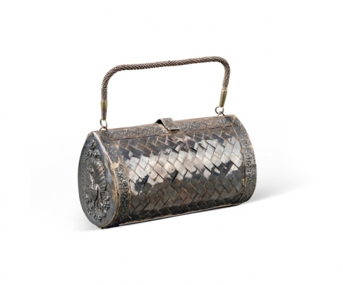  早期“喜上梅梢图”镂空银制手包一件，重：348g，银线编制包带，老工，图案繁复精美，海外回流，保存完好