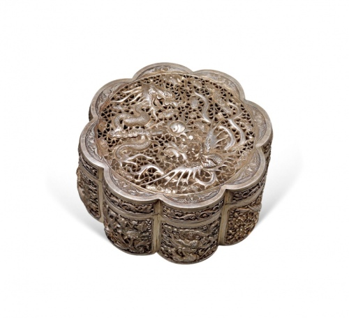  早期“龙凤呈祥图”镂空梅花形银盒一件，重：263g，老工，图案繁复精美，海外回流，保存完好