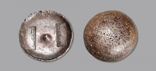  清湖北“鼎庆·鼎庆”五两圆形银锭一枚，重：165g 圆锭大都为十两，五两锭少见，五彩包浆，状态自然上佳，近未使用品，AU53（82043169）