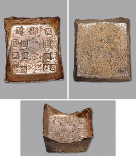  清江西“万载县·咸丰三年拾月·伍拾两·匠万炯”五十两方形银锭一枚，俗称“江西方宝”，此种铸于咸丰时期之方宝极为罕见，所见多为光绪时期，重：1882g，锭形方正，戳记打制清晰有力，醇厚金色包浆，光彩熠熠