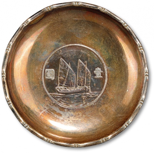  镶民国二十三年孙中山像背帆船壹圆银币银盘一件，重：75g，工艺精美，原味醇厚欧洲五彩包浆，银光闪亮，状态自然，海外资深藏家出品，保存完好
