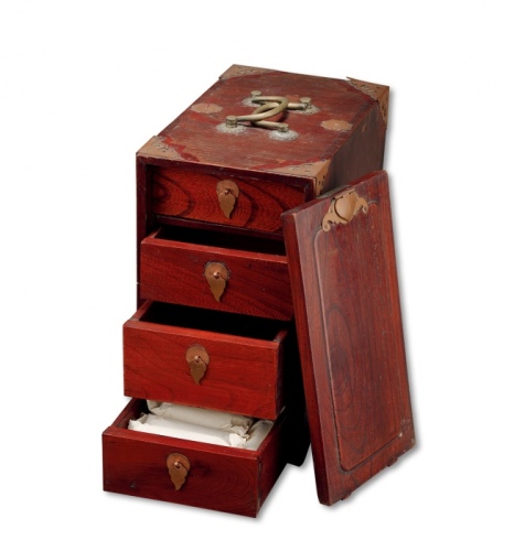  清民上海木制钱柜一只，内含清明铜元约800余枚，柜内抽屉错落有致，构思巧妙，用料厚重扎实，做工精良，内中铜元分门别类，由前辈手书纸包，可见收藏之用心，甚为难得，保存颇佳，沪上前辈藏家旧藏，整体约极美至