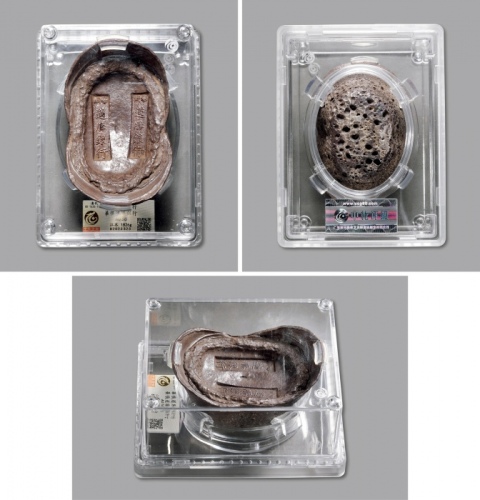  清上海“华俄道胜银行”五十两银锭一枚，重：1829.2g，由华俄道胜银行在上海租界委铸，字戳清晰完整，醇厚均匀淡巧克力色包浆，银色纯正，品相上佳， 中乾AU58