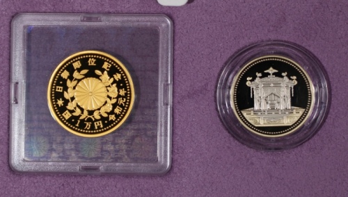  2019年日本10,000元精铸金币及500元精铸镍黄铜币，日皇登基週年纪念，20g及7.1g，附原盒及证书，发行50000及30000枚 Japan, a set of 2, gold proof 
