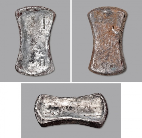  元“东平路·课银X·五十两·银匠王德·银匠崔聚·库官王”五十两银铤一枚，重：1966.8g，元代官铸五十两银铤存世甚少，国内外迄今共发现三十余枚，多为公立博物馆收藏，民间流传极罕，此铤系东平路课税所课