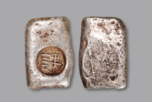  清云南“课”字小方锭一枚，重：22.5g，字戳清晰深峻，底光柔亮，状态上佳，极美品<br>来源：张惠信先生旧藏